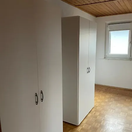 Hostel B-s L