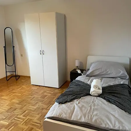 Hostel B-s L